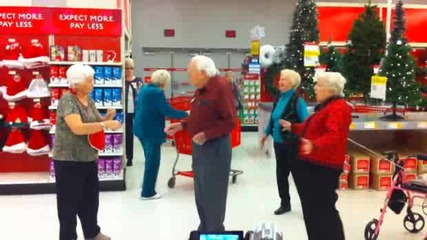 Коледен танц с бабички в магазин