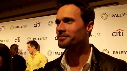 Звездата Брет Далтън дава интервю на медиите за сериала си Агентите на Щ. И. Т. (2013-2014)