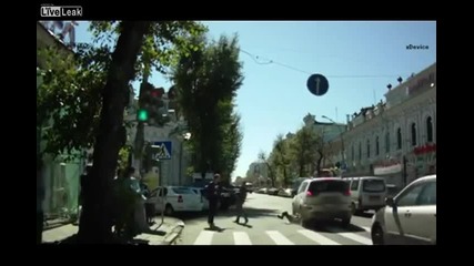 Гледайте какво се случва, когато пешеходец реши да се бъзика на пешеходната пътека