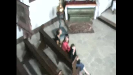Коко Джъмбо на орган в църквата