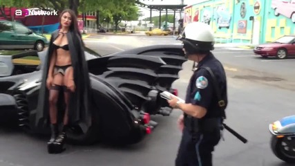 Полицай и мацката на Батман :)