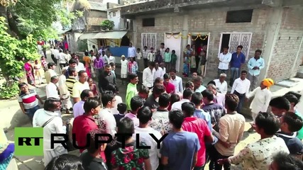 Индия: Крави препускат по телата на индуистки поклонници за празника Дивали