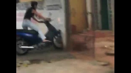 Жена моторист събори оградата. :)