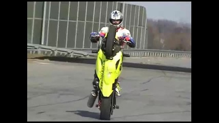 Какво прави Ostra Jazda когато се качи на мотор!каскади!