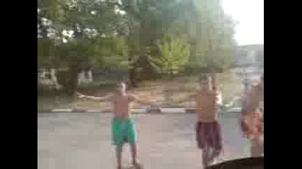 Pchelarovci igraqt horo
