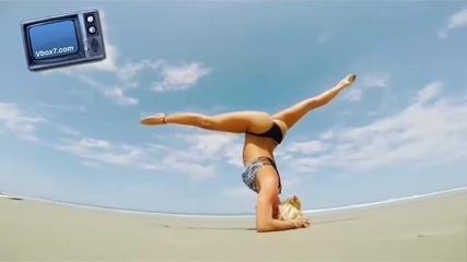 Жени правят йога пози на плажа »» мега компилация
