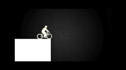 Мъж пада гадно, докато изчиства снега от покрива на къщата 