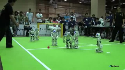 Роботи играят Футбол