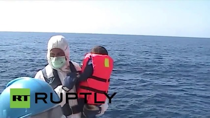 Средиземно море: Стотици са спасявани по пътя към Европа