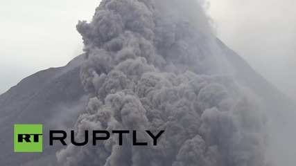 Вулканът Синабунг в Индонезия изхвърля пепел