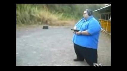 Луд дебелак  стрела с пистолет