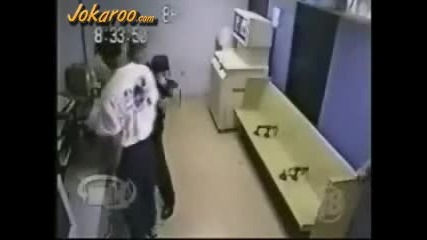мъж бие 3-ма полицай