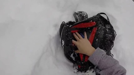 Скиор напълно затрупан от сняг спасен от приятелите си