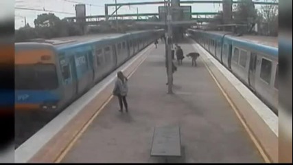 Момче скача от влак в движение
