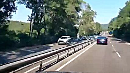 Верижна катастрофа блокира движението към морето