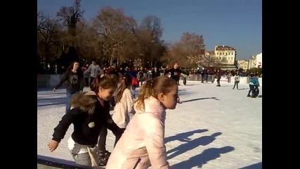 Маги и Ели на ледената пързалка в Пловдив