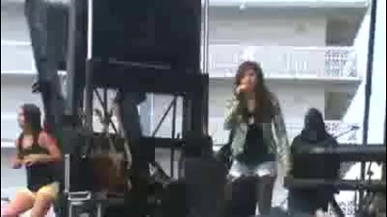 Страхотно Изпълнение! Zendaya Coleman- Swag It Out * Live *
