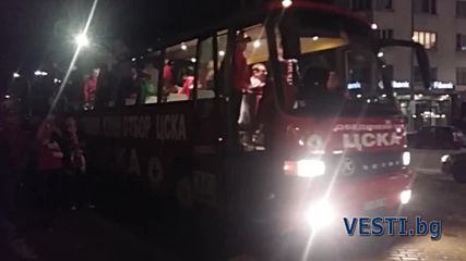 Лудо "червено" парти пред парламента
