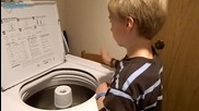 Хлапе свири на пералня