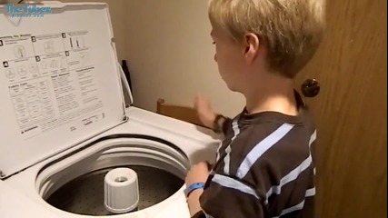 Хлапе свири на пералня