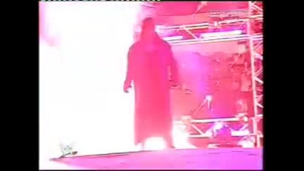 John Cena се плаши при вида на Undertaker