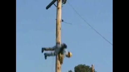 Ужасно!!! човек пада от електрически стълб
