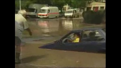 мн глупава баба влиза в река с кола