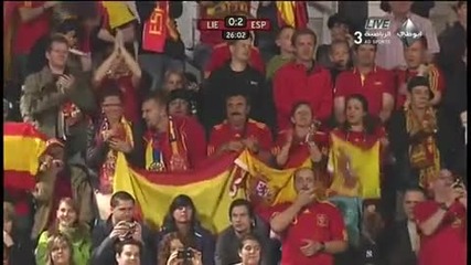 Давид Вия вкарва гол за Испания 