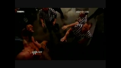 Kofi Kingston пребива Randy Orton жестоко!! Браво Кофи ! 