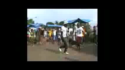 луди африканци танцуват (много смях)