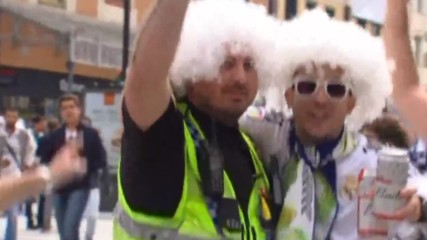 Феновете на Реал се забавляват с полицаите преди финала
