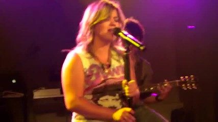 Kelly Clarkson Behind These Hazel Eyes Live Short Acoustic Version Richard & Son Theater, New York 