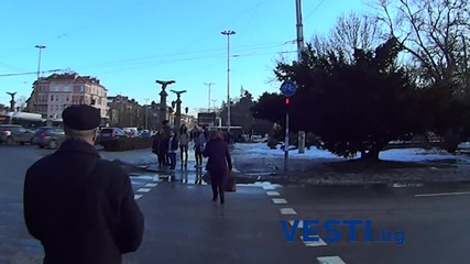Пешеходци пресичат на червен светофар