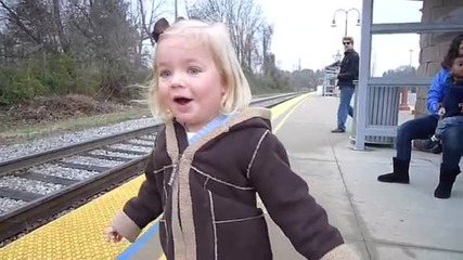 Малко момиченце вижда влак за първи път