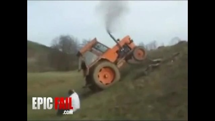 Трактор не може да изкачи стръмнина и се преобръща 