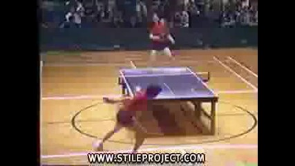 Откачени японци играят тенис на маса