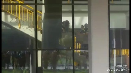 Арена Армеец с надписи “SOS” и "Заложници”
