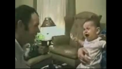 Бебе плаче при вида на баща си