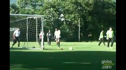 Роналдиньо вкара невъзможен гол на тренировка 