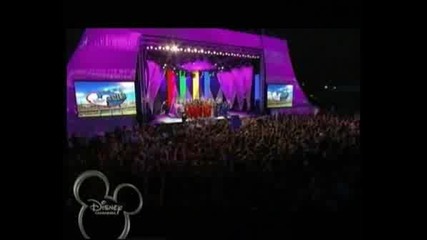 {dcg} Miley Presenting The Cup