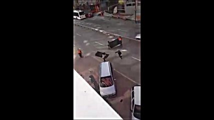 Бомбандировка от падащи строителни предмети от небостъргача на "Симеоновско шосе"
