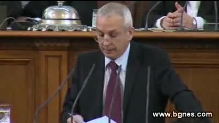 Депутат залива с вода в парламента 