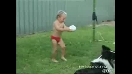 Дете се опитва да ритне топка