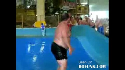 Дебелака язди вълните - смях