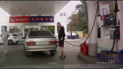 Блондинка зарежда на бензинострация