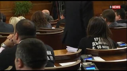 Волен Сидеров с тениска Не на Турция в Ес! в парламента 