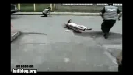 Луд Изпуска Двама Човека От Колата Си!