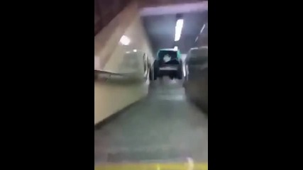 Вандали бутнаха автомобил по ескалатор на метрото