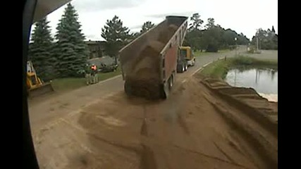 Камион се обръща докато разтоваря пясък - смях