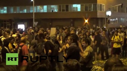 Жени в Македония защитават полицаите с телата си от протестиращите